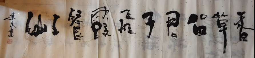֣